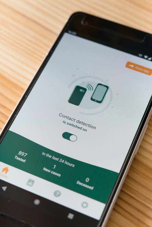 Quels sont les avantages de l'utilisation des conteneurs pour l'orchestration des applications IoT?